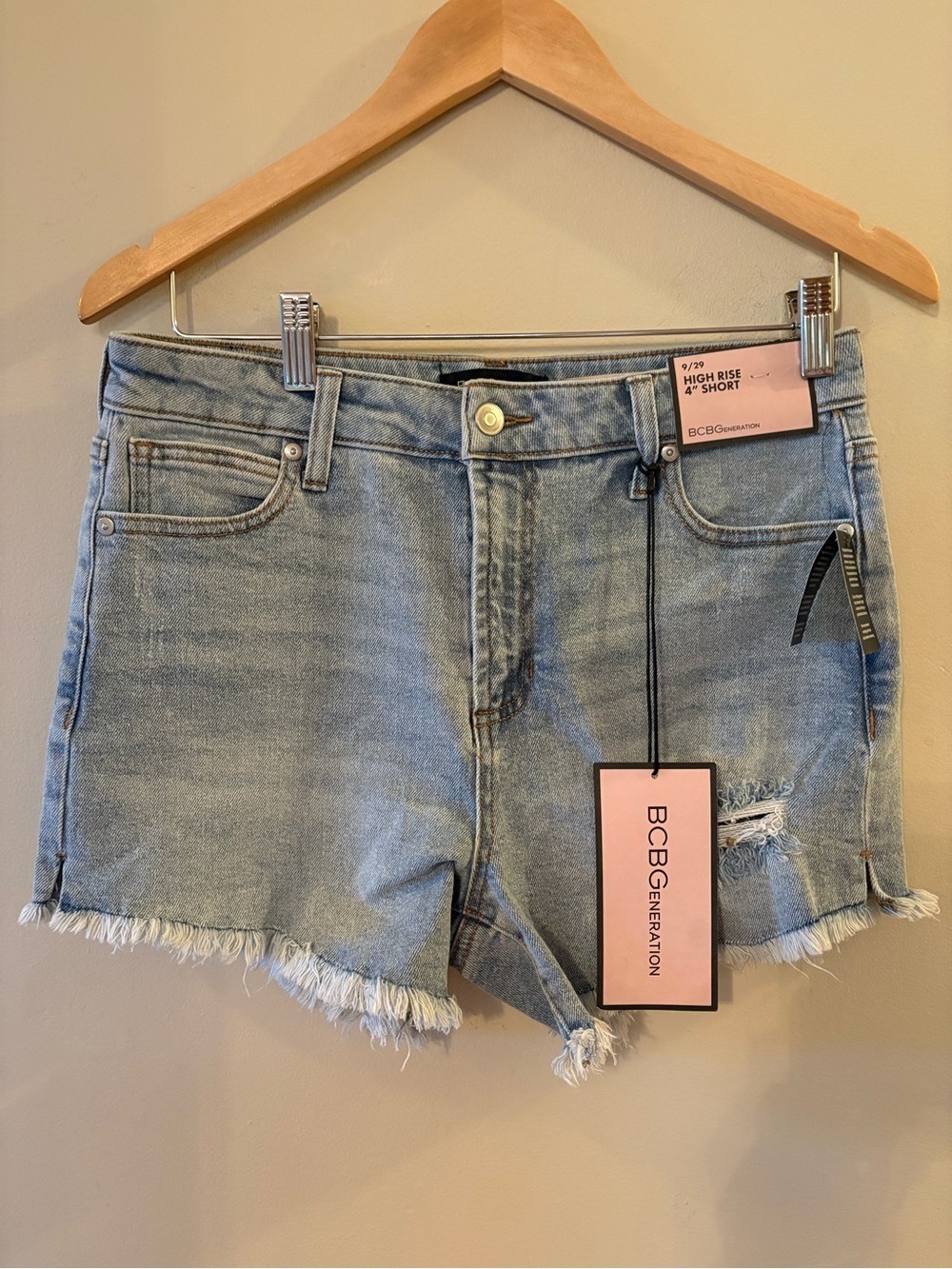 NWT BCBGeneration Light Wash High Rise Distressed Frayed Denim Shorts Size 9/29.